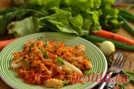Блюда из рыбы - Запечёная рыба - Рыбные рецепты foodbook Хек с овощами Ингредиенты: филе хека-3 шт; лук репчатый-1 шт;морковь-1 шт; свекла-1 шт; приправы и специи. Шаги: 1.Морковь,свеклу на тёрке крупно. Лук мелко нарезать.Филе приправить, посолить. 2.В посуду выложить 1/2 свеклы, выложить 1-е филе.Присыпать свеклой. 3.Выложить 2-е филе. Посыпать морковью. 4.Выложить 3-е филе. Посыпать луком. 5.Залить водой. Тушить до готовности.
