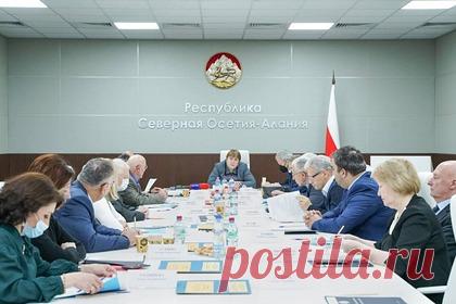 В Северной Осетии назвали лауреатов премии имени Коста Хетагурова. Лауреатов премии имени Коста Хетагурова назвали в Серверной Осетии. Победителями премии стали поэт и журналист Борис Касаев (книга «Колокола души: стихи») и авторский коллектив, состоящий из Алика Караева, Тимура Сикоева и Мераба Халиева за постановку «Праздник в горах».