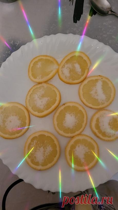 первый этап , помыть лимон , порезать
Второй этап , выложить ложечкой сахар на каждый кружок лимона , примерно чайная ложечка чуть меньше , зависит от размера вашего лимона и вашего отношения к сахару