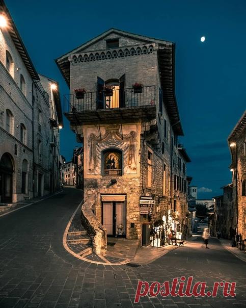 Асси́зи — город в итальянском регионе Умбрия, в провинции Перуджа, у южного склона горы Монте-Субазио, расположенный высоко и живописно над притоком Тибра Киашо.