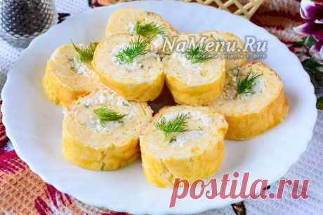 Рулет из омлета с плавленным сыром и чесноком