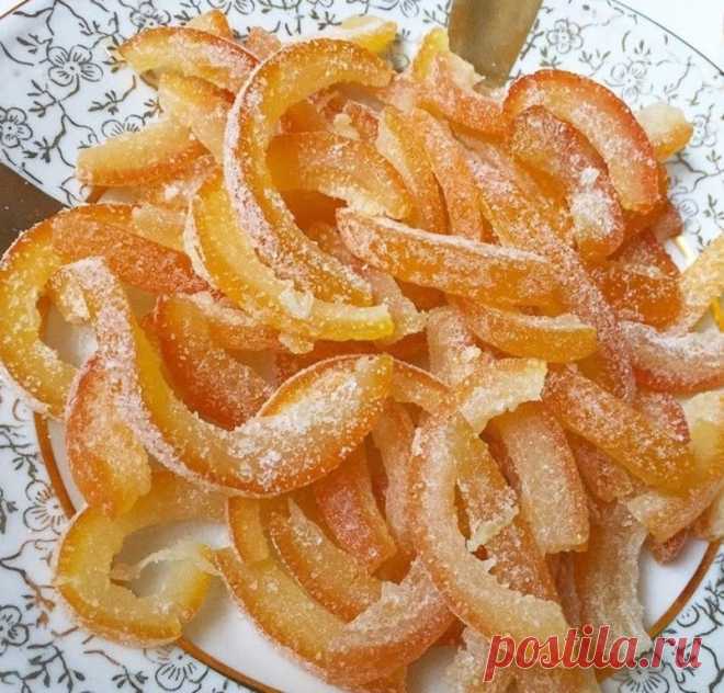 Невиданное лакомство из апельсиновой кожуры.

Апельсиновая кожура очень аппетитно выглядит, ее аромат сводит с ума. Потому идея сделать из апельсиновых корок десерт не должна показаться безумной!

Наслаждаясь вкусом апельсина, не торопись выбрасывать кожуру. Простой рецепт апельсиновых цукатов тебе точно понравится, это лакомство станет незаменимым атрибутом дружeских чаeпитий.

Ингредиенты и способ приготовления смотрите на нашем сайте http://quhny.ru/recipes/100525/lakom...