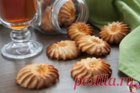 Печенье «Курабье»
Очень вкусные печенюшки. Влегкую готовятся всего за 20 минут! Сохраните рецепт в копилку, чтобы не потерять!
Ингредиенты:
Масло сливочное (размягченное) — 100 г
Сахарная пудра — 50 г
Мука — 150 г
Яйца куриные — 1 шт.
Джем (абрикосовый) — по вкусу
Приготовление:
1. Сливочное масло взбить миксером, всыпая сахарную пудру. Взбиваем еще раз.
2. Яйцо разбить в миску и перемешать вилкой. Влить пол яйца. Разом всыпать муку, перемешать миксером на низкой скорости. Если получились х