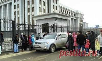 Участники акции протеста с детьми были задержаны в Астане. Видео