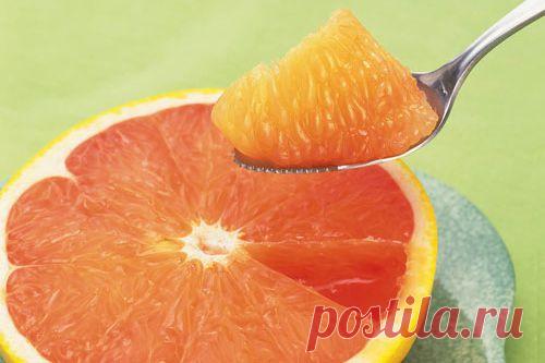 Грейпфрут (англ. grape и fruit – виноград и фрукт) – цитрусовый желто-оранжевый фрукт, произрастающий в субтропических климатических широтах.

Грейпфрут растет на одноименном вечнозеленом дереве, достигающим в высоту 13-15 м. Спелый плод в диаметре бывает не более 15 см. По внешним признакам грейпфрут наибольшее сходство имеет с апельсином, однако его мякоть более кислая, а внутренние белые прожилки горькие.