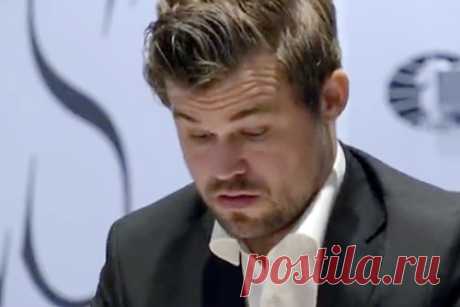 Реакция Карлсена на грубую ошибку Непомнящего попала на видео. Норвежец Магнус Карлсен эмоционально отреагировал на грубую ошибку россиянина Яна Непомнящего в девятой партии матча за мировую шахматную корону. Норвежец несколько раз внимательно посмотрел на фигуры, помотал головой и изумленно поднял брови. Лицо спортсмена выражало глубокое удивление.