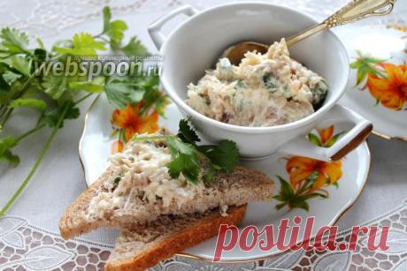 Рыбное масло                               Паштет из масла со скумбрией 
Очень вкусное получается рыбное масло из хорошей скумбрии холодного копчения.  
Эта рыба настолько вкусна, что я её могу за раз половинку умять, что и случилось с этим экземпляром. А вот потом не хочется. Поэтому, для тех, кто ещё имеет такие же пристрастия, предлагаю рецепты для остатков рыбы, пока они не заветрились.  
Нужно взять хорошее сливочное  масло и смешать его с рыбой – вот и все премудрост...