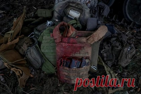 В ЛНР заявили о подготовке Украиной могил для погибших солдат под Артемовском. В Миньковке северо-западнее Артемовска (украинское название Бахмут) замечена работа украинской инженерной техники, роющей параллельные траншеи в лесном массиве, сообщил подполковник в отставке Андрей Марочко. По его словам, это может свидетельствовать о подготовке места для захоронения солдат ВСУ.