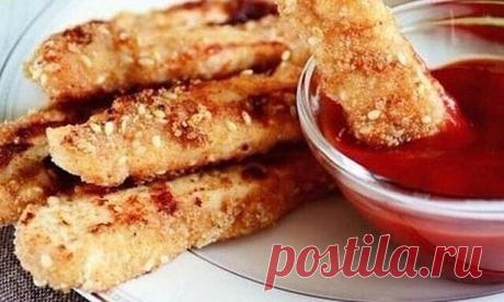 Представляем вашему вниманию рецепт очень вкусной закуски, которая понравится абсолютно всем.  Палочки из нежного куриного филе с хрустящей аппетитной корочкой: не оставят равнодушным никого. Разве можно в такую вкуснятину не влюбиться. Готовятся они проще простого. Вы с легкостью сможете приготовить их и к праздничному столу. Их сметут со стола в первую очередь. Рекомендую всем попробовать. Нужные ингредиенты 500 гр куриного филе 1 столовая ложка панировочных сухарей 100 ...