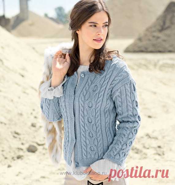 #спицы_вк
КОРОТКИЙ ЖАКЕТ

Размеры
36/38 (44/46)

Вам потребуется
Пряжа (90% натуральной шерсти, 10% кашемира; 160 м/50 г) — 550 (650) г голубой; спицы №4; круговые спицы №3,5 и 4; 5 пуговиц.

Узоры и схемы

Маленький жемчужный узор
1-й ряд: попеременно 1 лицевая, 1 изнаночная.

2-й и все последующие ряды: лицевые петли провязывать изнаночными и наоборот.

Лицевая гладь
Лицевые ряды — лицевые петли, изнаночные ряды — изнаночные петли.

«Коса» A (вначале на 9 петель)
Вязать ...