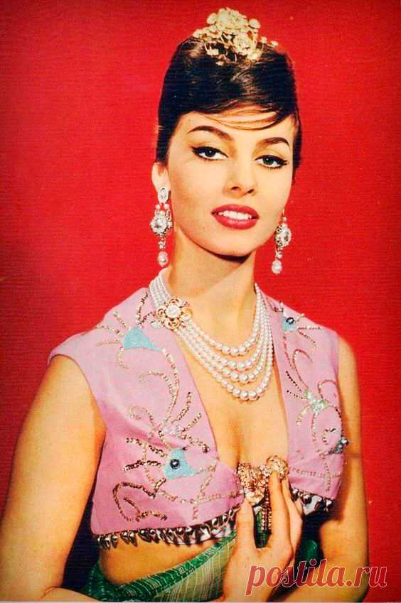 Невероятно красивая женщина, идеал женской красоты и обаяния, смотришь на нее, как на прекрасный цветок и не можешь насмотреться.

Мишель Мерсье по праву входит в десятку самых красивых женщин всех времен и народов. Сколько бы не было прекраснейших девушек в мире, таких как Мишель Мерсье больше не существует. Идеал красоты, несмотря на то, что вкусы меняются, но этот идеал остается на самом высочайшем пьедестале.