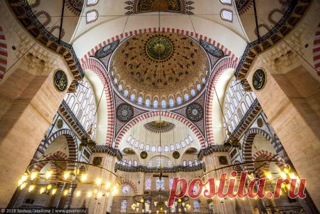 Самые красивые мечети османских султанов в Стамбуле В Стамбуле невероятное количество мечетей. Говорят, в городе их более двух тысяч! Приглашаю на фотопрогулку по знаменитой Голубой мечети (мечеть Султанахмет) — первой по значению, и мечети Сулеймание …