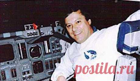 Бывший сотрудник НАСА утверждает, что астронавты общались с пришельцем