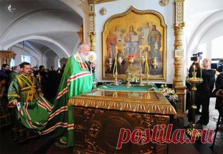Патриарший визит на Валаам. Славление у раки с мощами преподобных Сергия и Германа Валаамских в Спасо-Преображенском соборе Валаамского монастыря Одноклассники