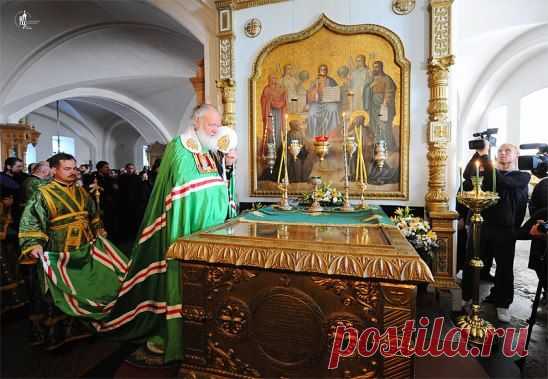 Патриарший визит на Валаам. Славление у раки с мощами преподобных Сергия и Германа Валаамских в Спасо-Преображенском соборе Валаамского монастыря Одноклассники
