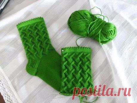 Красивый узор для носка 

Набрать по 12 петель на каждую спицу. 
и дальше рисунком 
1ряд-3лиц,2 вм. лиц (за переднии стенки),накид,1лиц, 

2ряд-2лиц,2вм. лиц,нак,2лиц, 
3ряд-1лиц,2вм.лиц,нак,3лиц. 
4ряд-2 вм.лиц,нак,4лиц. 
5ряд-1лиц,нак,2вм.лиц протяжкой,3лиц. 
6ряд-2лиц,нак,2вм лиц протяжкой,2лиц 
7ряд-3лиц,нак,2вм. лиц протяжкой,1лиц. 
8ряд-4лиц,нак,2вм.лиц протяжкой, 
Высоту выбираете любую и дальше вяжите как обычный носок. 
Все!