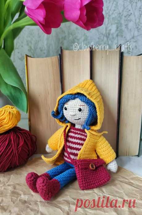 PDF Коралина крючком. FREE crochet pattern; Аmigurumi doll patterns. Амигуруми схемы и описания на русском. Вязаные игрушки и поделки своими руками #amimore - кукла в дождевом плаще, куколка из мультфильма &quot;Коралина в Стране Кошмаров&quot;, девочка из мультика.