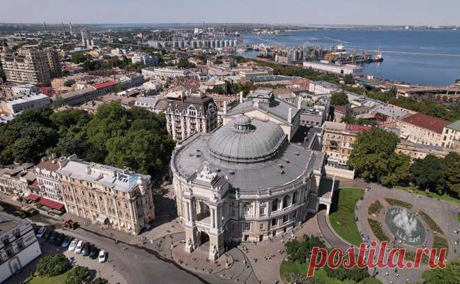 В Одессе переименуют улицы Жванецкого, Паустовского и Ильфа и Петрова. В общей сложности власти намерены переименовать 84 объекта в Одессе и области. Процесс смены названий топонимов, связанных с Россией или СССР, активизировался на Украине после начала военной операции