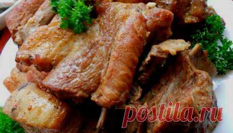Сочные свиные ребра с луком и специями | Recept-Fresh Сочными получаются свиные ребра, приготовленные по старому, как мир, рецепту. Суть готовки в том, что ребрышки сначала слегка обжариваются, а затем тушатся.