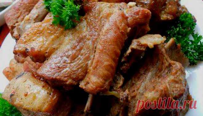 Сочные свиные ребра с луком и специями | Recept-Fresh Сочными получаются свиные ребра, приготовленные по старому, как мир, рецепту. Суть готовки в том, что ребрышки сначала слегка обжариваются, а затем тушатся.