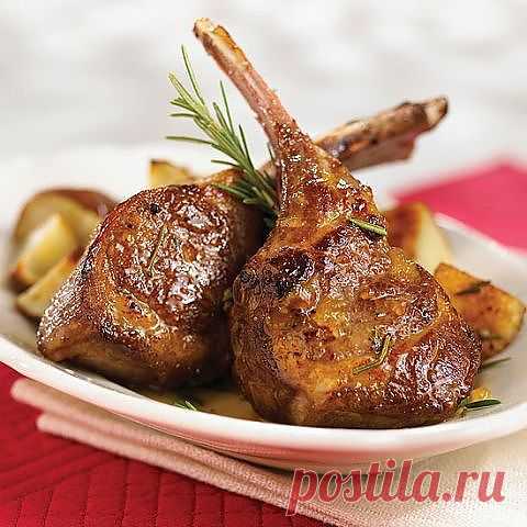 Ингредиенты:
4 бараньих ребра отбивные, нарезать толщиной 1 см
1 столовая ложка оливкового масла
1 чайная ложка свежего розмарина или 1/4 чайной ложки сушеного розмарина,
1/4 чайной ложки грубо молотого черного переца
1 зубчик чеснока измельчить
1/4 чашки абрикосового или персикового джема
2 ложки воды
2 чайные ложки горчицы