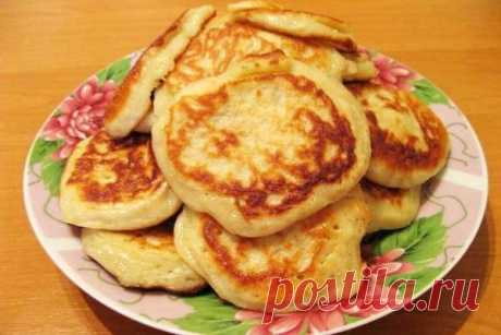 Вкусные оладьи на кефире
= Кефир – 0,5 литра
    Сахар – 3 стол. ложки
    Соль – 1 чайная ложка
    Сода – 1 чайная ложка
    Мука пшеничная – 2 стакана
    Масло растительное

=Для начала мы смешиваем с кефиром сахар, соль, соду, затем постепенно высыпаем муку так, чтобы получилось тесто консистенции густой сметаны.
 =После этого, на раскалённую сковороду с растительным маслом, выкладываем тесто столовой ложкой.