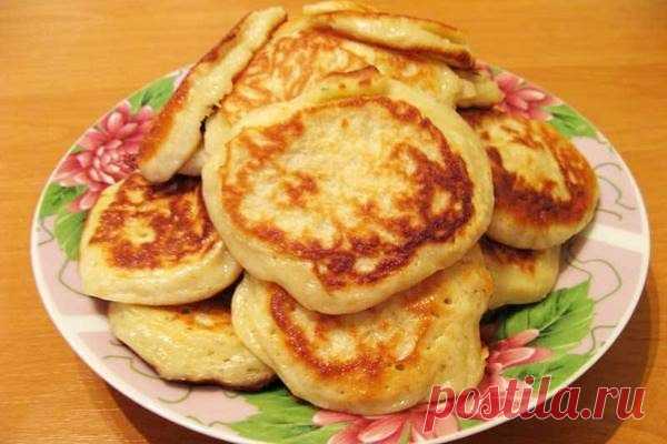 Вкусные оладьи на кефире
= Кефир – 0,5 литра
    Сахар – 3 стол. ложки
    Соль – 1 чайная ложка
    Сода – 1 чайная ложка
    Мука пшеничная – 2 стакана
    Масло растительное

=Для начала мы смешиваем с кефиром сахар, соль, соду, затем постепенно высыпаем муку так, чтобы получилось тесто консистенции густой сметаны.
 =После этого, на раскалённую сковороду с растительным маслом, выкладываем тесто столовой ложкой.