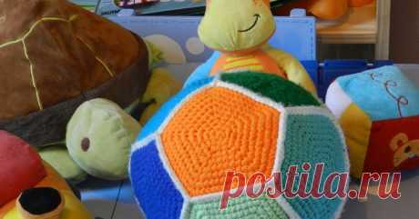 Pelota dodecaedro + patrón Hola!!  ¿Cómo están? Espero que muy bien =)   Hoy vengo con otra entrada amigurumática... un amigurumi, con algo de matemática.     Se trata...