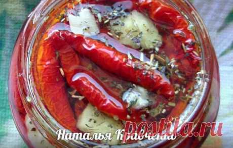 ВЯЛИМ ПОМИДОРЫ!!!
автор [id169961658|Наталья Кравченко]

Ингредиенты:

помидоры - 3 кг
соль морская - 2 ч.л.
итальянские травы - 2 ч. л.
масло растительное без запаха - 200 мл
чеснок - 2 зубчика

1). Помидоры вымыть, разрезать пополам, удалить плодоножку.

2). Чайной ложкой вычистить семена вместе с соком.

3). Помидоры срезом вниз выложить на бумажные полотенца на 20 минут, чтоб стёк сок.

4). Помидоры перевернуть, посолить (желательно морской солью) и посыпать смесью пря...