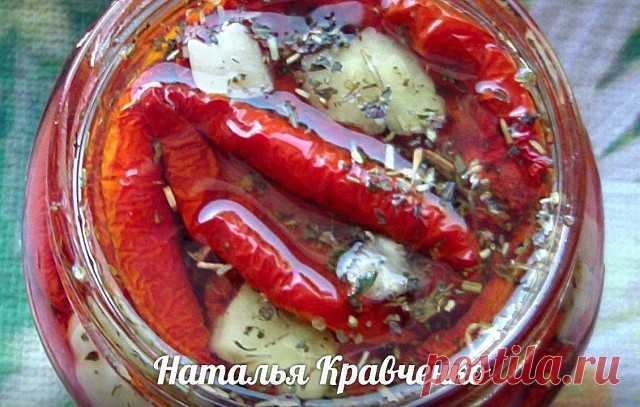 ВЯЛИМ ПОМИДОРЫ!!!
автор [id169961658|Наталья Кравченко]

Ингредиенты:

помидоры - 3 кг
соль морская - 2 ч.л.
итальянские травы - 2 ч. л.
масло растительное без запаха - 200 мл
чеснок - 2 зубчика

1). Помидоры вымыть, разрезать пополам, удалить плодоножку.

2). Чайной ложкой вычистить семена вместе с соком.

3). Помидоры срезом вниз выложить на бумажные полотенца на 20 минут, чтоб стёк сок.

4). Помидоры перевернуть, посолить (желательно морской солью) и посыпать смесью пря...