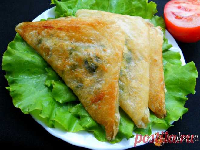 Брик с сыром, зеленью и яйцом.