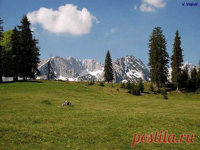 Фејсбук
Paradise of DURMITOR range, view from beautiful Pitomine plateau above Zabljak town. May 13, 2007.