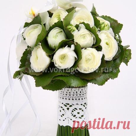 Свадебный букет невесты из ранункулюсов от «Вокруг цветов». Доставка по Москве и области.