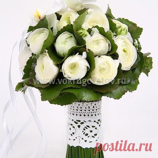 Свадебный букет невесты из ранункулюсов от «Вокруг цветов». Доставка по Москве и области.