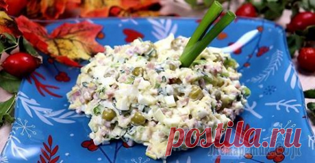 Салат на скорую руку с ветчиной Быстрый и простой салат из доступных продуктов.Ингредиенты: На 2 порции Огурцы - 2 шт. (мелкие) Яйца отварные - 2шт. Ветчина - 100 гр. Зеленый горошек консервированный - 100 гр. Сыр - 50 гр. Зеленый л...
