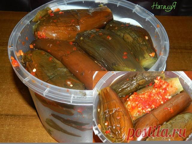 Квашеные баклажаны ================
NаталиЯ Валерьевна - автор фото и рецепта
Небольшие или средние баклажаны помыть, срезать хвостики.

Отварить в хорошо соленой воде так, чтобы баклажаны туго прокалывались спичкой. Главное не переварить!

Баклажаны сложить в 1-2 слоя компактно на доску, сверху положить другую доску и оставить под гнетом на 10-12 часов чтобы стекла жидкость.
После того как жидкость лишняя стечет готовим начинку.
2-3 больших головки чеснока, сладкий и горь...