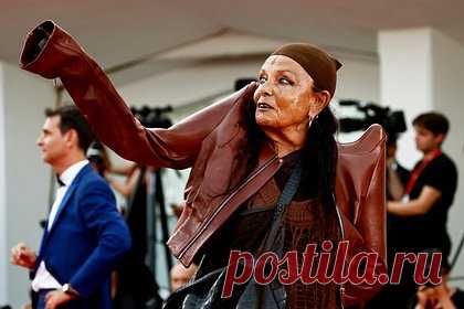 79-летняя дизайнер снялась без штанов и в откровенной позе для журнала. Жена модельера Рика Оуэнса французский дизайнер Мишель Лами снялась без штанов и в откровенной позе для журнала CR Fashion Book. 79-летняя знаменитость предстала на одном из кадров, сидя на стуле с разведенными в стороны ногами. При этом она примерила жакет и ожерелья бренда Chanel.