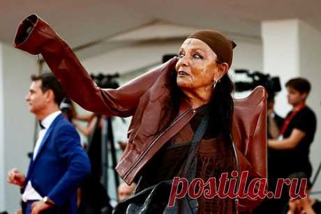 79-летняя дизайнер снялась без штанов и в откровенной позе для журнала. Жена модельера Рика Оуэнса французский дизайнер Мишель Лами снялась без штанов и в откровенной позе для журнала CR Fashion Book. 79-летняя знаменитость предстала на одном из кадров, сидя на стуле с разведенными в стороны ногами. При этом она примерила жакет и ожерелья бренда Chanel.