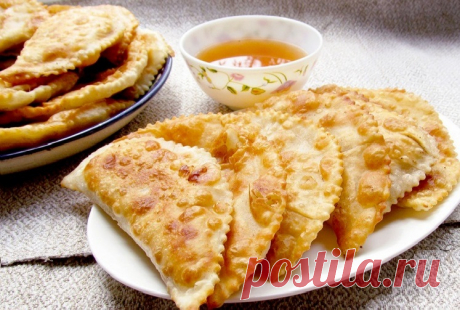 Как приготовить вкуснейшие чебуреки на скорую руку Ингредиенты для теста: Мука пшеничная – 370 гр., Вода – 200 мл, Сахар – 1 ст. ложка, Водка – 1 ст. ложка, Соль – щепотка. Ингредиенты для фарша: Свиной фарш – 350 гр., Лук репчатый — 2 шт., Соль, перец, Подсолнечное масло для жарки. Способ приготовления: Готовим тесто. Берем пшеничную муку высшего сорта и просеиваем в глубокую миску. Наливаем стакан