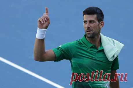 Фанаты обвинили Джоковича в жульничестве на Australian Open. Фанаты обвинили сербского теннисиста Новака Джоковича в жульничестве на Australian Open 2023 года. Зритель снял видео, на котором видно, как во время матча второго круга турнира один из тренеров спортсмена сделал запись на бумаге, прикрепил записку к бутылке и передал ее теннисисту, что делать не разрешается.