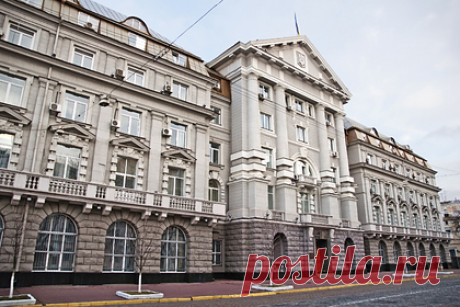 В центре Киева неизвестные открыли огонь из автоматов. В центре Киева у здания Службы безопасности Украины (СБУ) неизвестные с автоматами открыли огонь. Оказалось, что инкассатор принял участников движения «Украинский стяг» за грабителей, напавших на пункт обмена валют. У мужчины изъяли охотничье ружье «Сайга», против него намерены возбудить дело о хулиганстве.