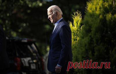 Байден забыл подписать указ после выступления в штате Мэн. Президент США начал пожимать руки зрителям, а затем вернулся на подиум для подписания документа