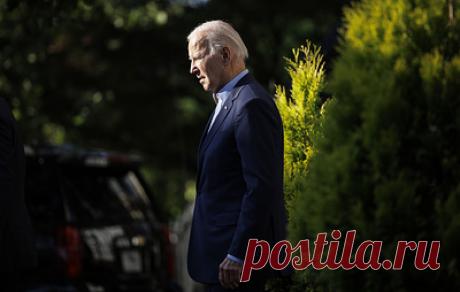 Байден забыл подписать указ после выступления в штате Мэн. Президент США начал пожимать руки зрителям, а затем вернулся на подиум для подписания документа