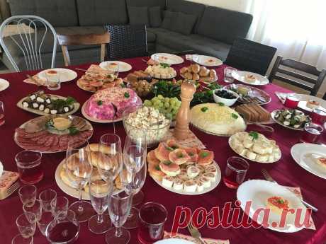 Как накрыть стол на 1000 рублей на день рождения: в домашних условиях, на работе, ребенку, бюджетный, простые и недорогие рецепты Как накрыть стол на 1000 рублей на День рождения мужу, ребёнку в домашних условиях. Возможно ли уложиться в эту сумму, чтобы отметить праздник на работе. Подборка простых и недорогих рецептов.