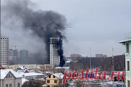 Пожар в строящемся доме под Москвой попал на видео. На стройке в подмосковном поселке Развилка начался пожар. Произошедшее попало на видео. На кадрах видно, что черный дым окутал все строение. Пожар начался на первом этаже строящегося многоэтажного здания. По сообщениям в соцсетях, пожарные уже прибыли на место и приступили к тушению.