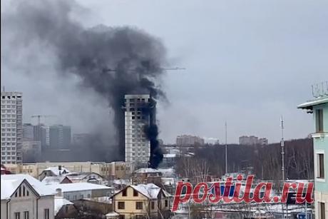 Пожар в строящемся доме под Москвой попал на видео. На стройке в подмосковном поселке Развилка начался пожар. Произошедшее попало на видео. На кадрах видно, что черный дым окутал все строение. Пожар начался на первом этаже строящегося многоэтажного здания. По сообщениям в соцсетях, пожарные уже прибыли на место и приступили к тушению.