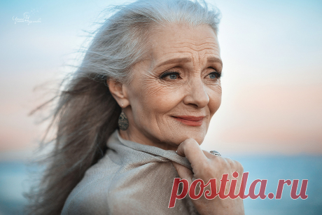 Из аптеки на подиум: история успеха 63-летней модели года в России  В 2018 году в конкурсе «Краса России» приняли участие 84 девушки от 15 до 25 лет.
Победительницей стала 23-летняя Юлия Липенцева из Липецка, а главной красавицей страны — представительница Санкт-Петербурга Елизавета Порошина.
Но в отличие от своих коллег по подиуму, Юлия Липернцева не просто модель или актриса, а человек, который не боится быть смешным, неудобным и даже «несоответствующим».
В свои 63 года она покорила не тольк…