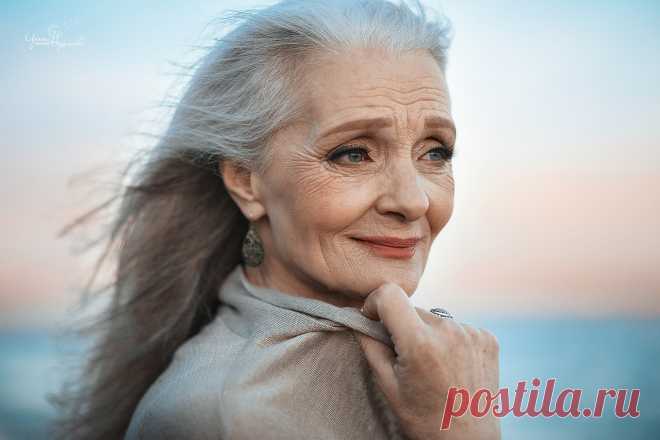 Из аптеки на подиум: история успеха 63-летней модели года в России  В 2018 году в конкурсе «Краса России» приняли участие 84 девушки от 15 до 25 лет.
Победительницей стала 23-летняя Юлия Липенцева из Липецка, а главной красавицей страны — представительница Санкт-Петербурга Елизавета Порошина.
Но в отличие от своих коллег по подиуму, Юлия Липернцева не просто модель или актриса, а человек, который не боится быть смешным, неудобным и даже «несоответствующим».
В свои 63 года она покорила не тольк…