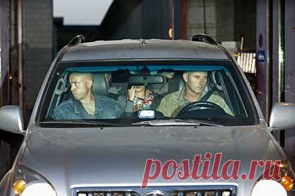 В Бельгии освободили сообщницу «чудовища из Шарлеруа». В Бельгии сняли все ограничения и досрочно выпустили на свободу Мишель Мартин, жену и сообщницу педофила и серийного убийцы Марка Дютру по прозвищу «чудовища из Шарлеруа». Она отсидела 16 из 30 лет в тюрьме, к которым была приговорена за пособничество в похищении и изнасиловании пяти детей.