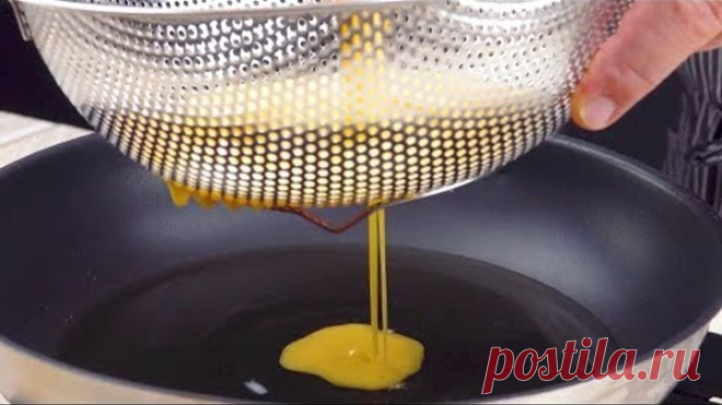 Пропускаем яйца через сито на сковороду. Вкуснейший завтрак за 5 минут!